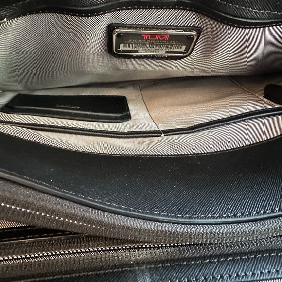 Tumi astor dorilton slim flap embossed leather briefcase Black. Real leather. - Picture 7 of 8